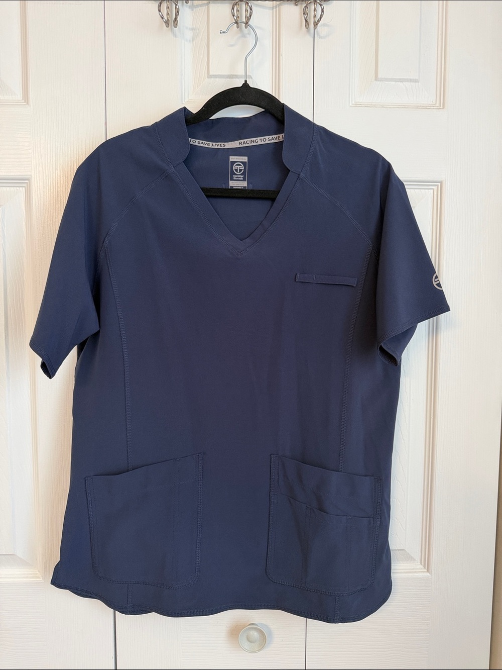 Essential threads antimicrobial, scrub top size large